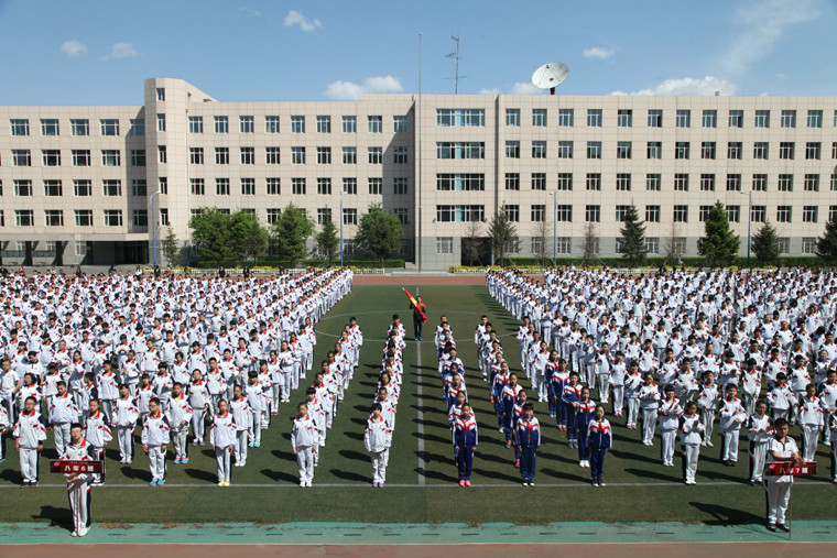 国旗仪仗队由校第30届学生会成员组成.JPG