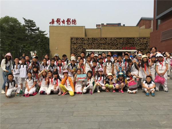 四年六班电影城合影(1).jpg