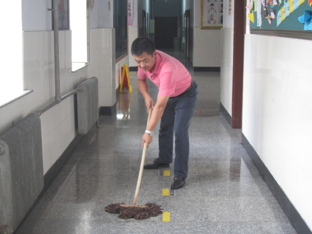 安静的走廊，辛勤的身影——师者杨老师的样貌.jpg
