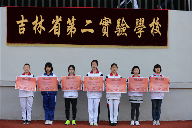 5班级学生代表领奖.jpg