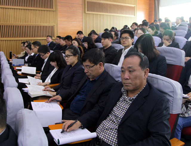 5-2学校与会党员、干部认真听会学习掠影.JPG