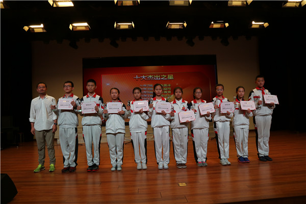 7于泽主任为校“十大杰出之星”颁奖.jpg