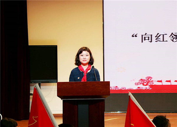 韩梦蒙老师宣读新建中队名单.jpg