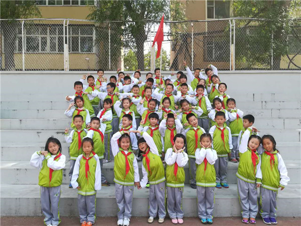 一（3）中队在队旗下合影留念.jpg