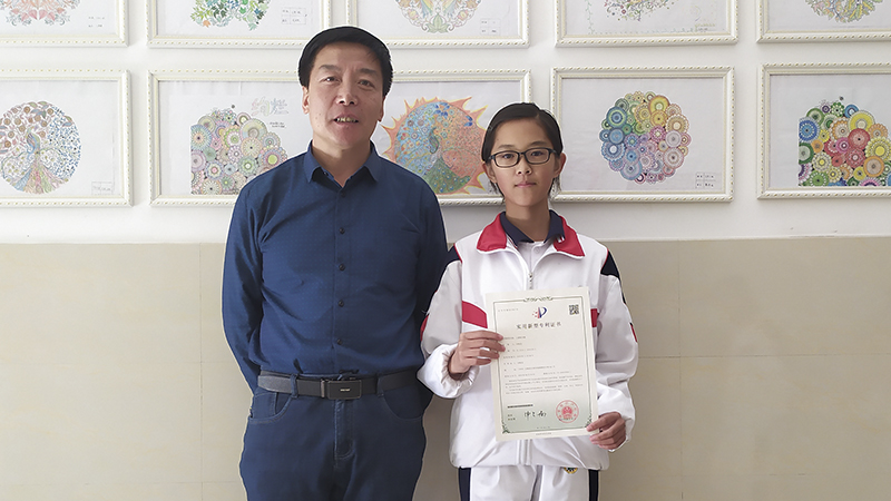 6 冷牧宣同学“儿童取书器”获授小发明专利（2019）.jpg