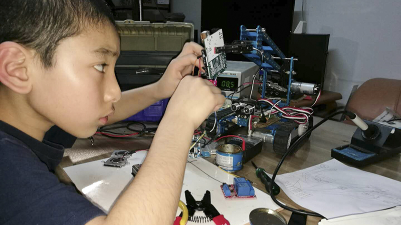 7 正在发明创造的曾阔同学，目前已获得两项专利（2018-2019）.jpg